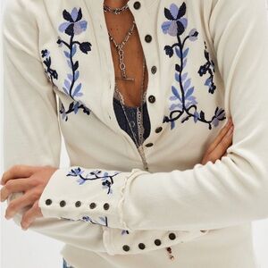 FLEUR EMBROIDERED CUFF HENLEY TEA COOKIE